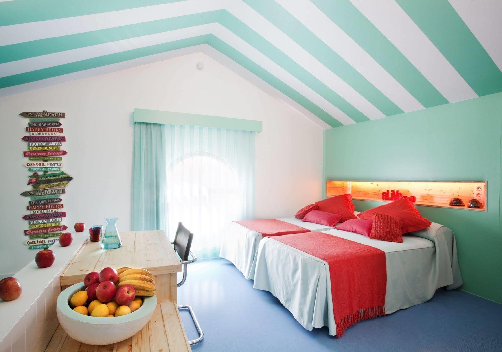 Amistat Beach Hostel Barcelona Eksteriør billede